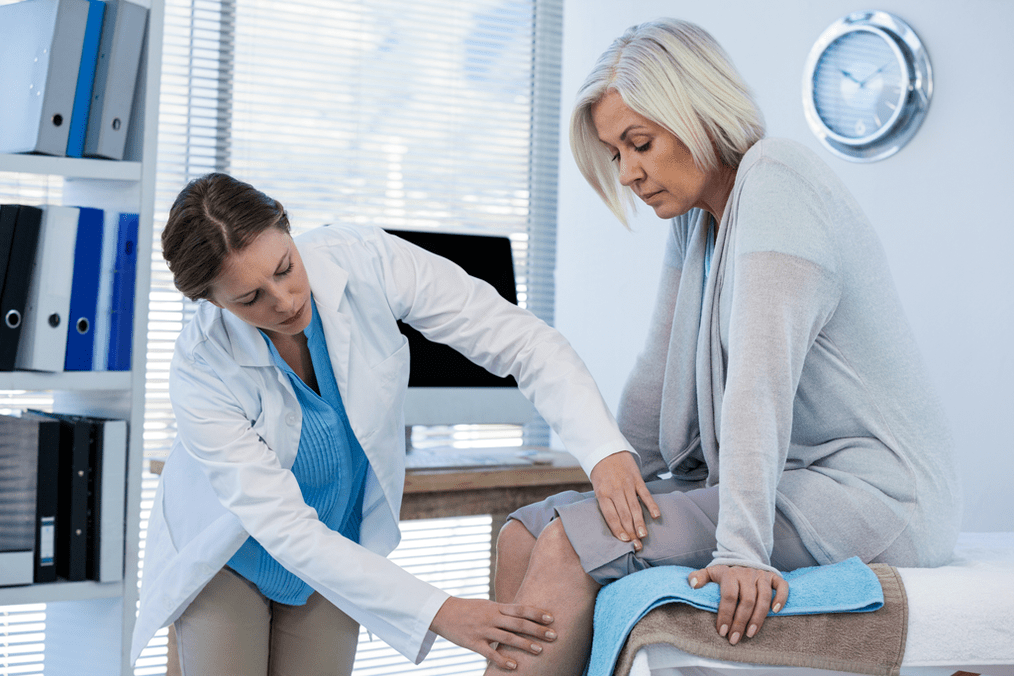 Nexweşek bi arthrosisê ku hewceyê dermankirinê ye ji hêla bijîjk ve tê lêkolîn kirin